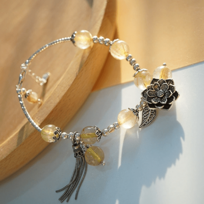 Vòng đá thạch anh tóc vàng charm hoa