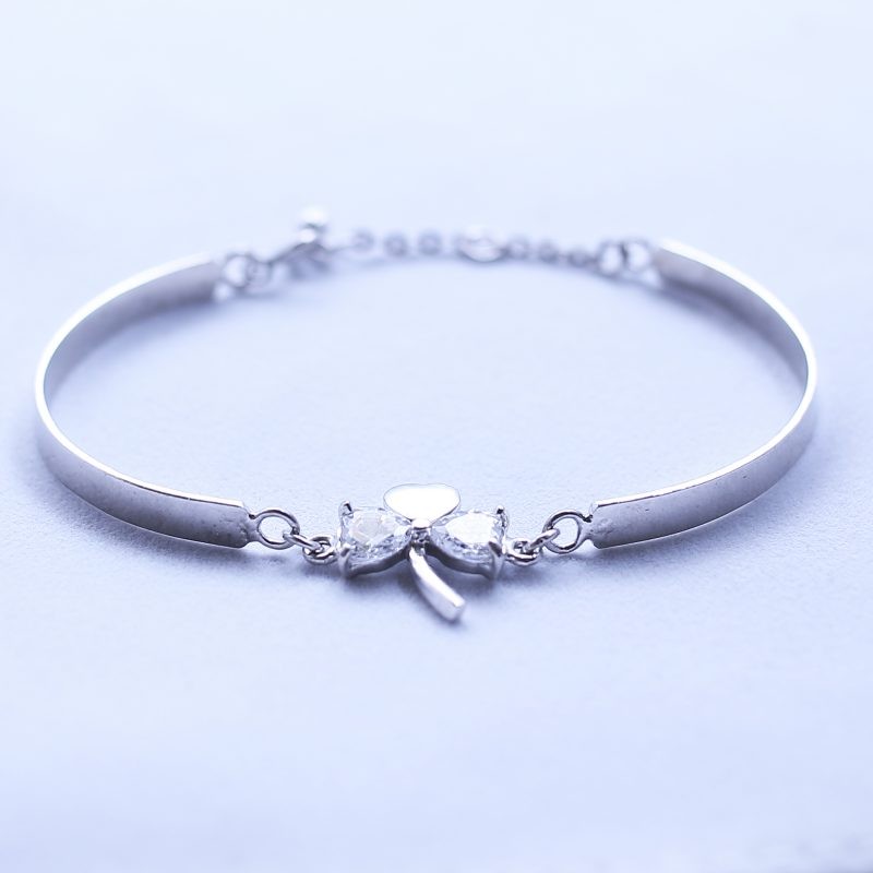 Vòng tay bạc trắng